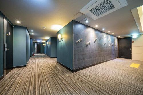 a hallway with a wall with birds on it at Benikea Hotel Bizinn in Wonju