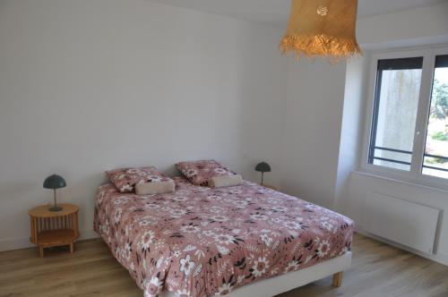 a bedroom with a bed and a window at 285 - gite de la rue du Chateau Aizenay in Aizenay