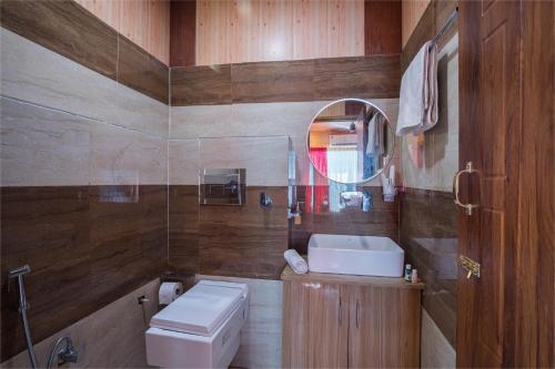 Et badeværelse på SaffronStays Mystic Homes - pet-friendly cottage with valley views & bonfire setup in Dehradun