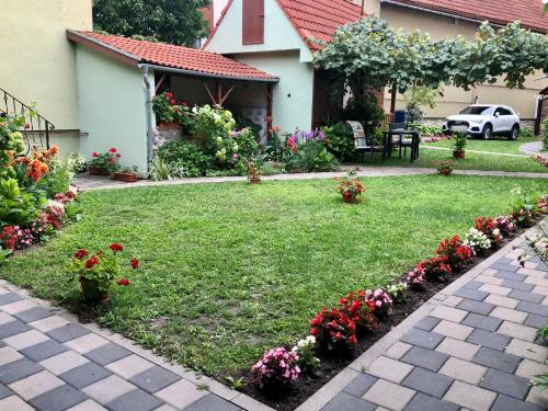 a garden with flowers in the yard of a house at CASA Maria in Orlat