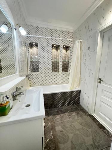 Ένα μπάνιο στο Высотные апартаменты у Мега Silk Way