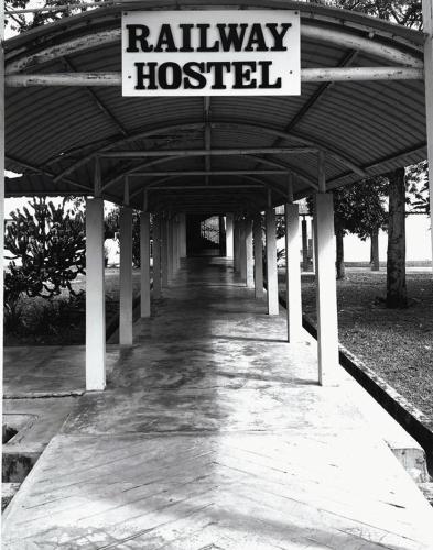 une passerelle avec un panneau indiquant hôpital ferroviaire dans l'établissement Railway Hostel, à Batu Gajah