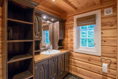 ein Badezimmer mit Waschbecken und Spiegel in der Unterkunft Trysilfjellet Nord 901 in Trysil