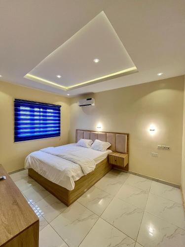 ein Schlafzimmer mit großem Bett und Fenster in der Unterkunft StaySense in Oko Erin