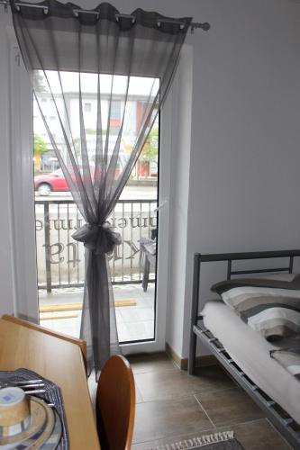 a room with a window with a view of a balcony at ZV-Scholtz Gästehaus Neuötting Simbacher Straße 7 in Neuötting