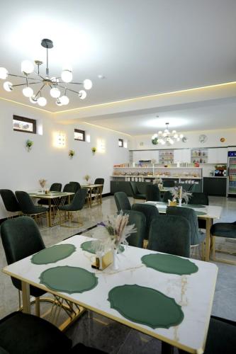 En restaurant eller et andet spisested på Boutique Hotel Mubina with Pool and Sauna