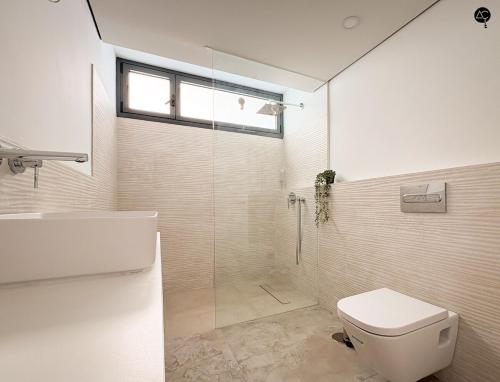 a bathroom with a toilet and a shower and a sink at Villa Poseidon Grupo AC Gestion in Zahara de los Atunes