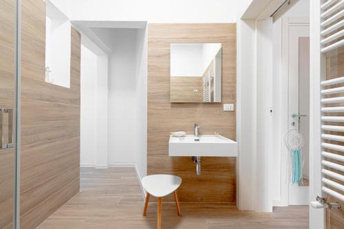 a bathroom with a sink and a chair at Micenei Homes in Otranto
