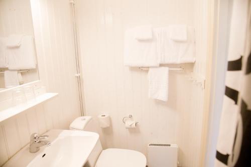 Ett badrum på Stiftsgården Konferens & Hotell