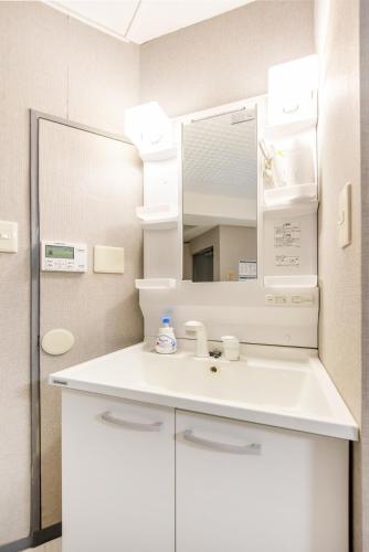 Roppongi 3min Walk, Shinjuku 10min,Shibuya 15min, Tokyo Tower 58sqm for 6, Room 504-505