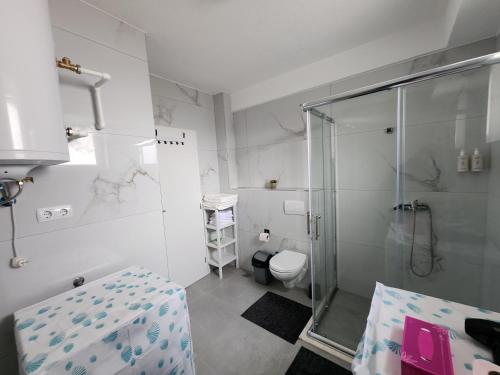 Et badeværelse på Rine Apartment