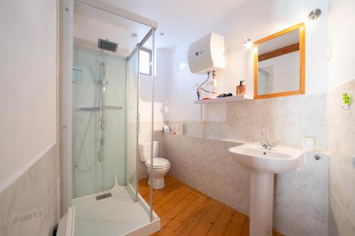 a bathroom with a shower and a sink and a toilet at Refuge cosy à Montélier, Wi-Fi rapide, terrasse calme proche Valence in Montélier