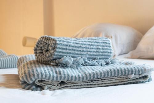 a pile of towels sitting on a bed at Refuge cosy à Montélier, Wi-Fi rapide, terrasse calme proche Valence in Montélier