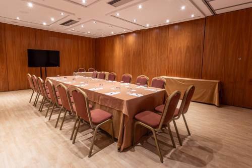 a conference room with a long table and chairs at Abba Garden in Barcelona