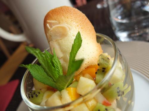 a glass bowl filled with fruit and vegetables on a plate at LOGIS Hôtel-restaurant IMAGO in La Roche-Clermault