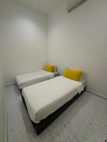 Postel nebo postele na pokoji v ubytování Roomah Kuning