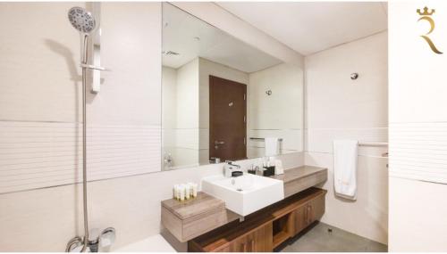 un baño con lavabo y espejo en Gate view Glow 1BR in Al Reem Island, en Abu Dabi