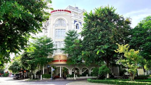 a white building with trees in front of it at KHÁCH SẠN ROMO in Quang Ngai