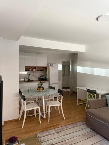ein Wohnzimmer und eine Küche mit einem Tisch und Stühlen in der Unterkunft ViA prime central location in Ohrid