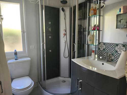 Koupelna v ubytování Domaine du Pin de la Lègue