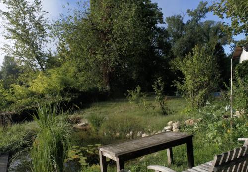 Κήπος έξω από το Le clos des berges de l'Ain