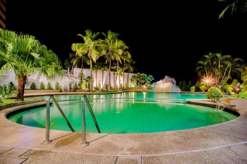 Kolam renang di atau dekat dengan Topland Hotel & Convention Centre