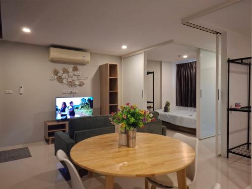 a living room with a table and a couch at BEACH Condo Mae Phim in Ban Tha Fat