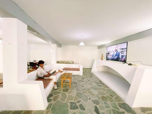 Lagada Beach Hotelにあるテレビまたはエンターテインメントセンター