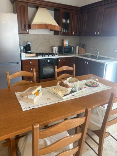 a kitchen with a wooden table with chairs and a stove at Pasu B&B in Burgos