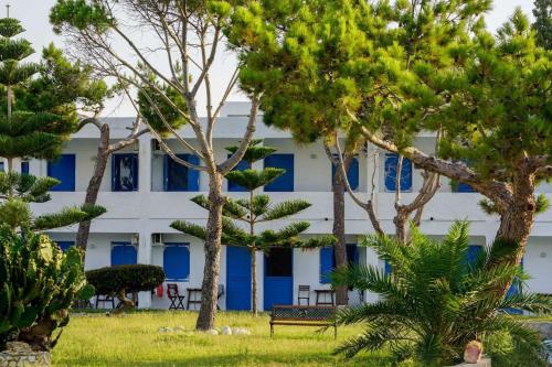 Lagada Beach Hotelにある庭