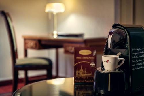 Příslušenství pro přípravu čaje a kávy v ubytování Art Nouveau Palace Hotel