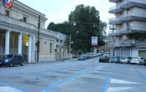 an empty street with cars parked in a parking lot at Pura Vida Barocca in Ragusa