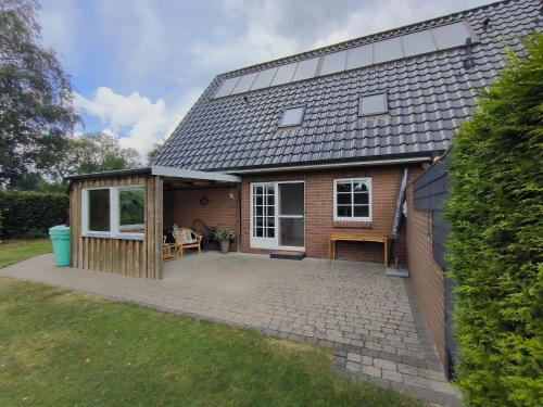 a small house with a patio in front of it at FeWo Südertoft - gemütliche Unterkunft für bis zu 3 Personen in Wallsbüll