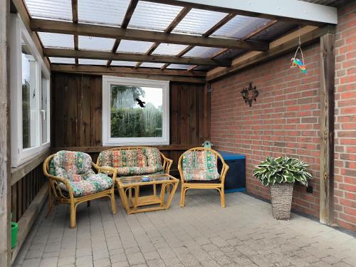 two chairs and a table on a patio at FeWo Südertoft - gemütliche Unterkunft für bis zu 3 Personen in Wallsbüll
