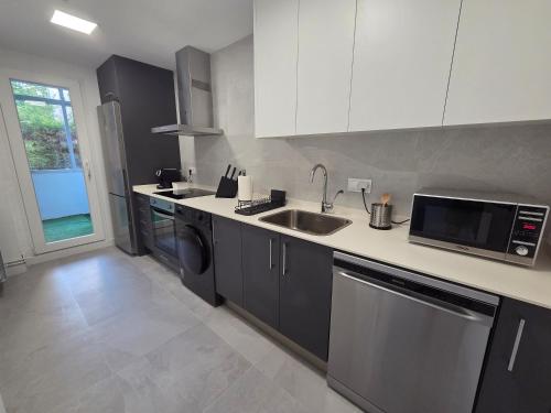 Η κουζίνα ή μικρή κουζίνα στο The Eight Unique Apartments