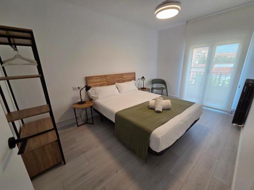 Ένα ή περισσότερα κρεβάτια σε δωμάτιο στο The Eight Unique Apartments