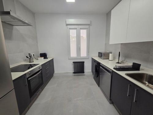 Η κουζίνα ή μικρή κουζίνα στο The Eight Unique Apartments