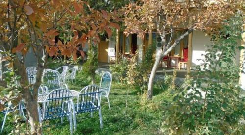 Κήπος έξω από το Pamir Guest House