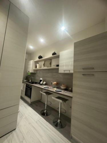 ミラノにあるSan Siro Suites Caldera & Fieraの白いキャビネットとカウンタートップを備えたキッチン