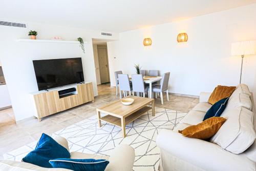 Penthouse apartment with pool next to beach & port