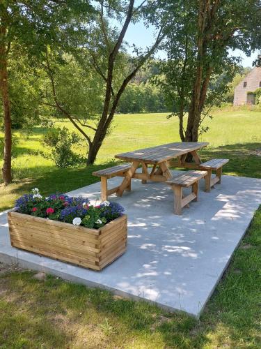 Ein Garten an der Unterkunft Gîte Les Longs Prés