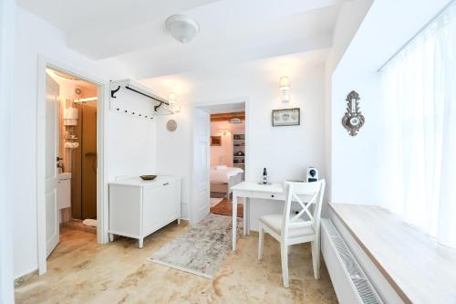 ブラショヴにあるCasa Baritiu Roomsの白い部屋(デスク、テーブル付)