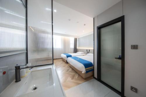 Ένα ή περισσότερα κρεβάτια σε δωμάτιο στο Super 8 Select Hotel