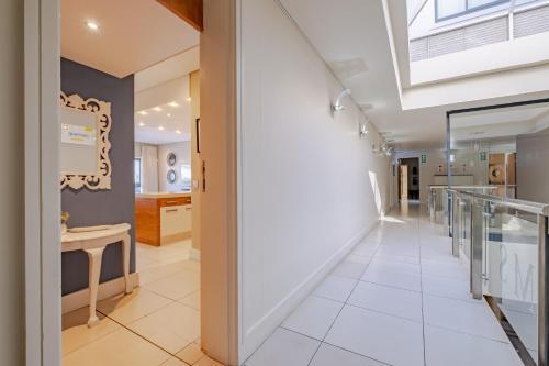 Φωτογραφία από το άλμπουμ του Hermanus Marine Square spacious 1 bedroom- central & close to sea σε Hermanus