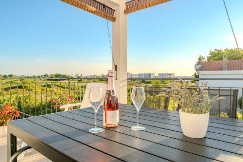 Modern Family Apartment with Sea View & Terrace - 2 Min Walk to Beach