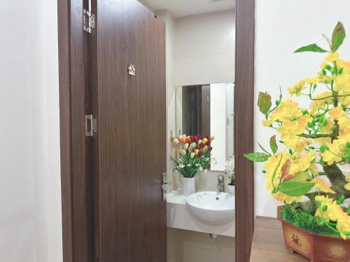a bathroom with a sink and a mirror at Sông Tranh 402MD in Hanoi