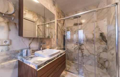 Bilik mandi di Kalkan Regency Hotel