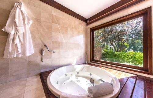 Bilik mandi di Kalkan Regency Hotel