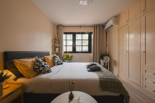 a bedroom with a large bed and a window at Private house 4bedrooms at Thonglor 4bath5toilet 10people in Bangkok
