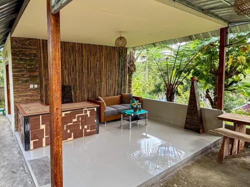 Κήπος έξω από το Pondok Sulangai Villas by AGATA